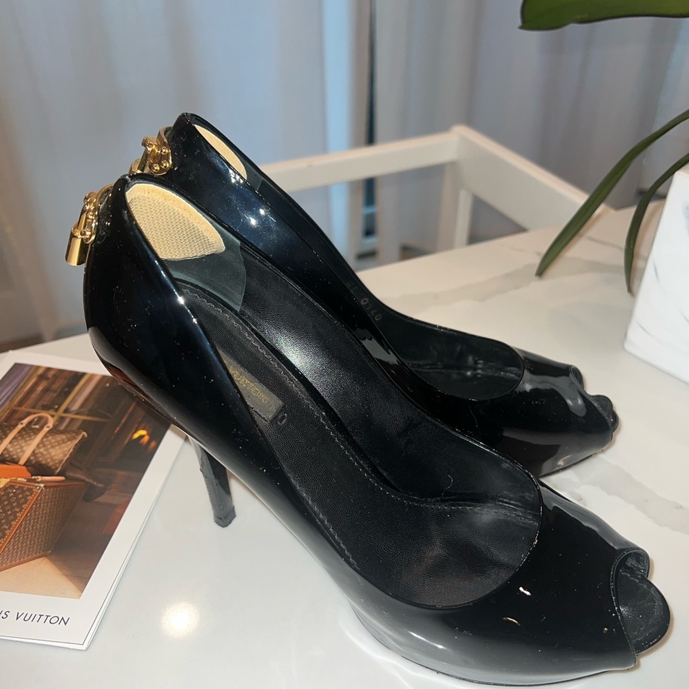Louis Vuitton Pumps Patent Black Leather with Gold Locks
